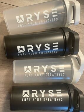 Set of 4 RYSE x SportShaker Bottles – Black & White – Protein Shaker Cups